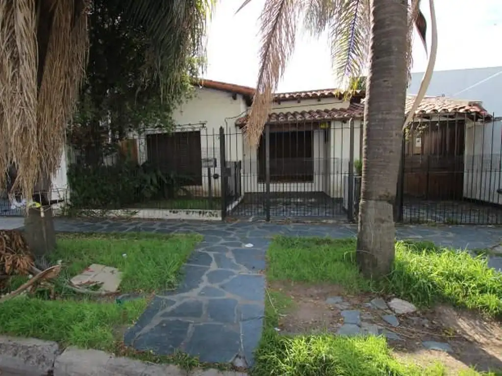 Chalet en una planta, sobre lote de 10x25 con jardín y pileta - Martínez