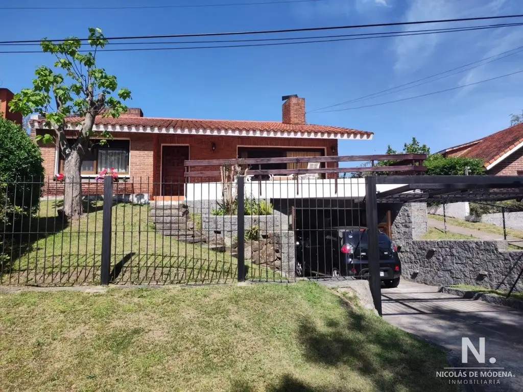 Vende casa de 2 dormitorios en Cantegril Punta del Este