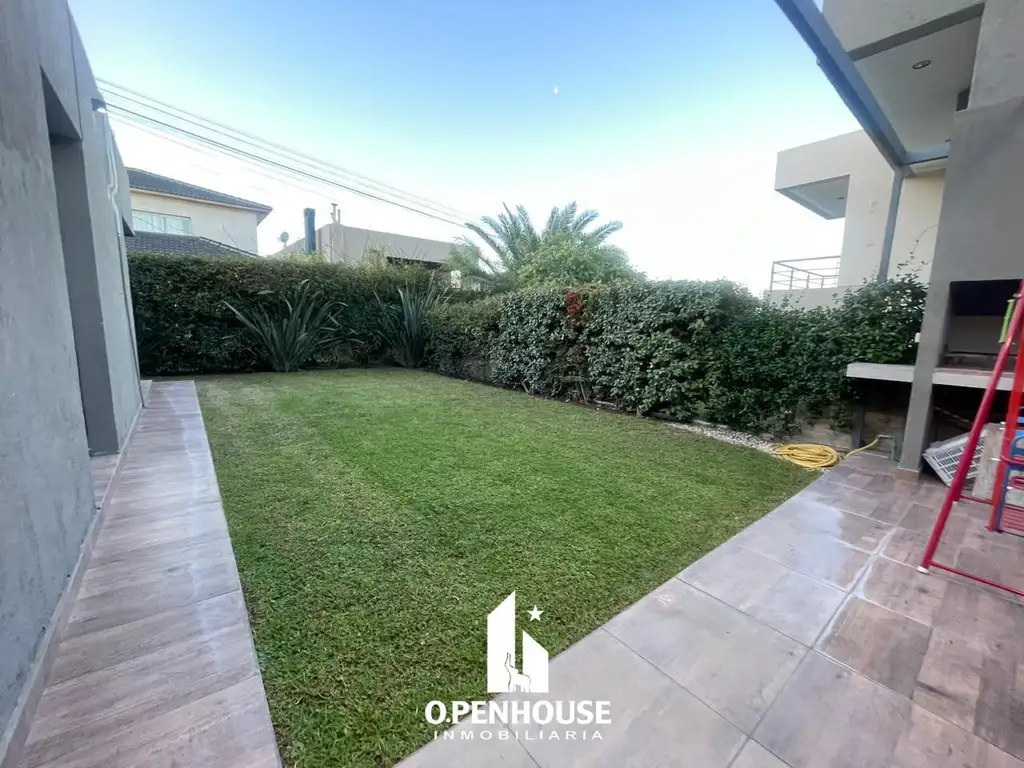 OPENHOUSE inmobiliaria VENDE hermosa casa moderna, ubicada en el barrio Dalvian.