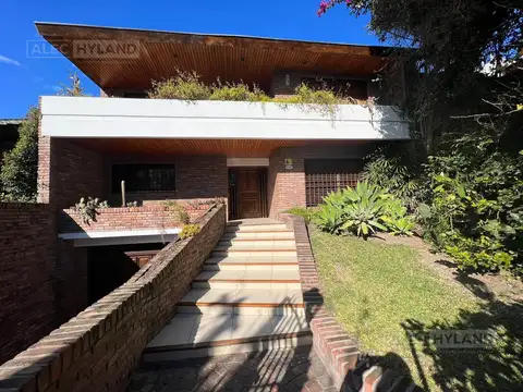 Casa chalet sólido de ladrillo y tejas en venta en San Isidro