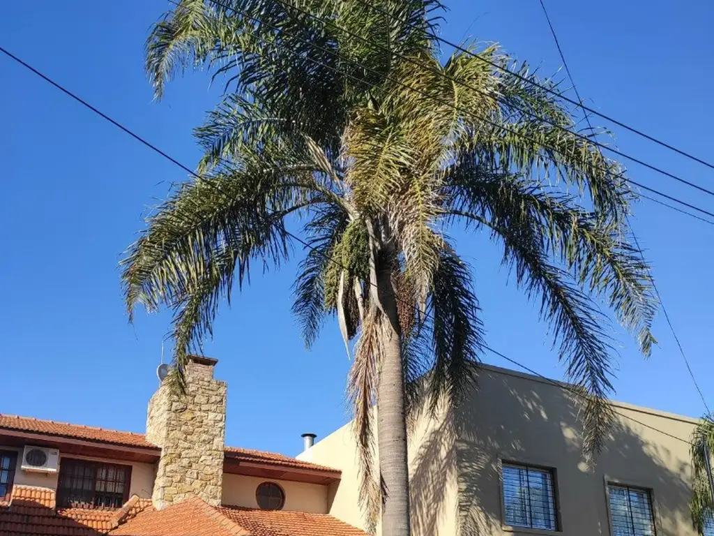 CHALET EN DOS PLANTAS, TRES DORMITORIOS CON PISCINA CLIMATIZADA Y  QUINCHO.