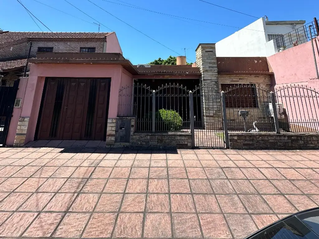 VENDO EXCELENTE CASA 3 AMBIENTES CON JARDIN