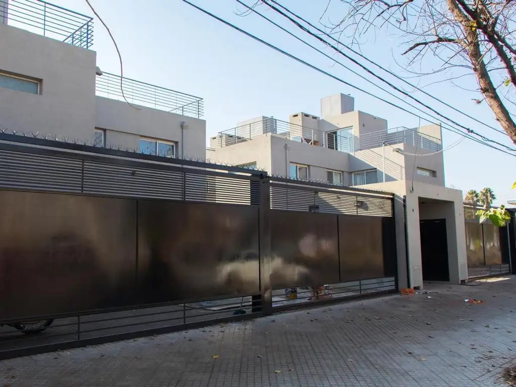 Casa duplex a la venta de tres dormitorios con patio y terra