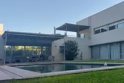 Alquiler Casa Villa Rosa B° Cerrado - 3 Dorm, Jardín, Piscina, Lote 880 m²