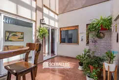 VENTA CASA DE 4 AMBIENTES -COCHERA 8 AUTOS - TERRAZA CON PILETA- BANFIELD.