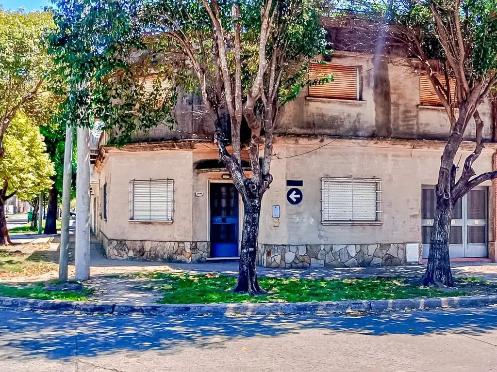 VENTA/PERMUTA - Casa de 5 dormitorios con patio y terraza. Parque Casado, Rosario.