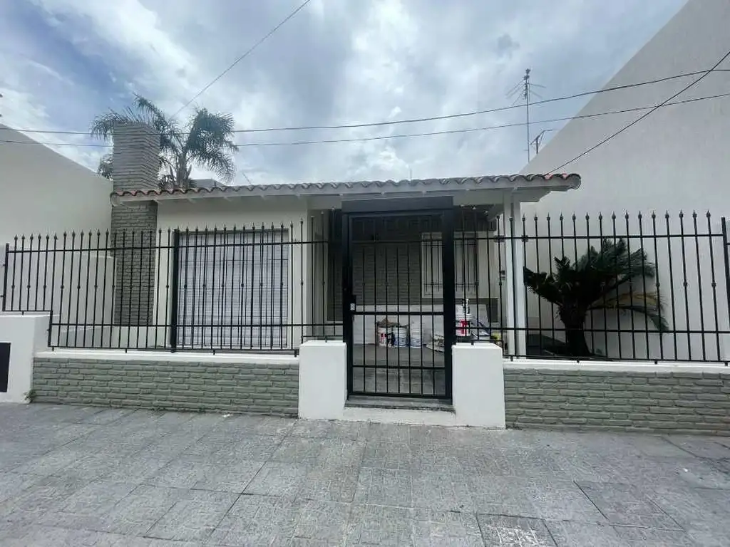 Casa en Bernal Centro de 3 ambientes reciclada