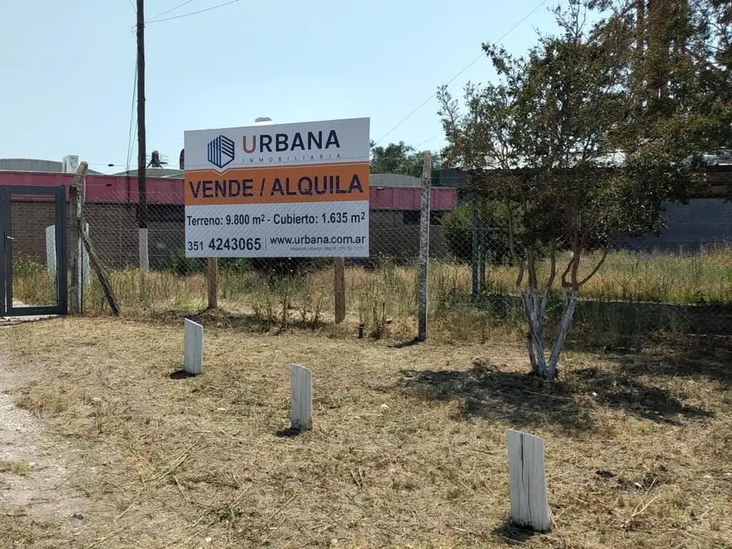 Galpón de 1.600m2 en terreno de 9.000m2 y 4 silos