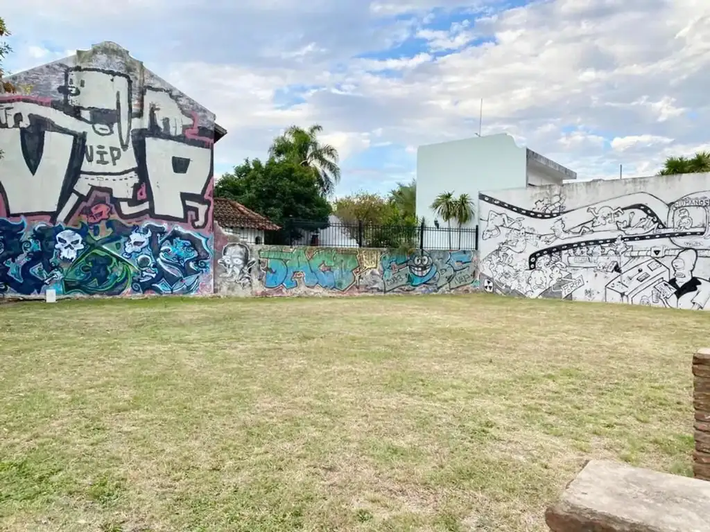 lote esquina a 400 mts estación castelar.-