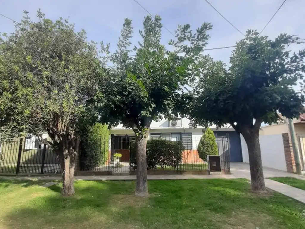 Casa en venta- 3 dormitorios.  38 entre 197 y 198 - L. OLMOS. La Plata