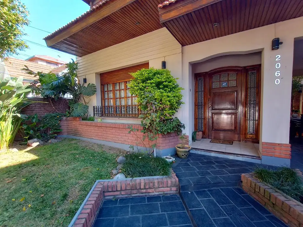 Excelente chalet de 5 ambientes con patio y habitación auxiliar con entrada independiente