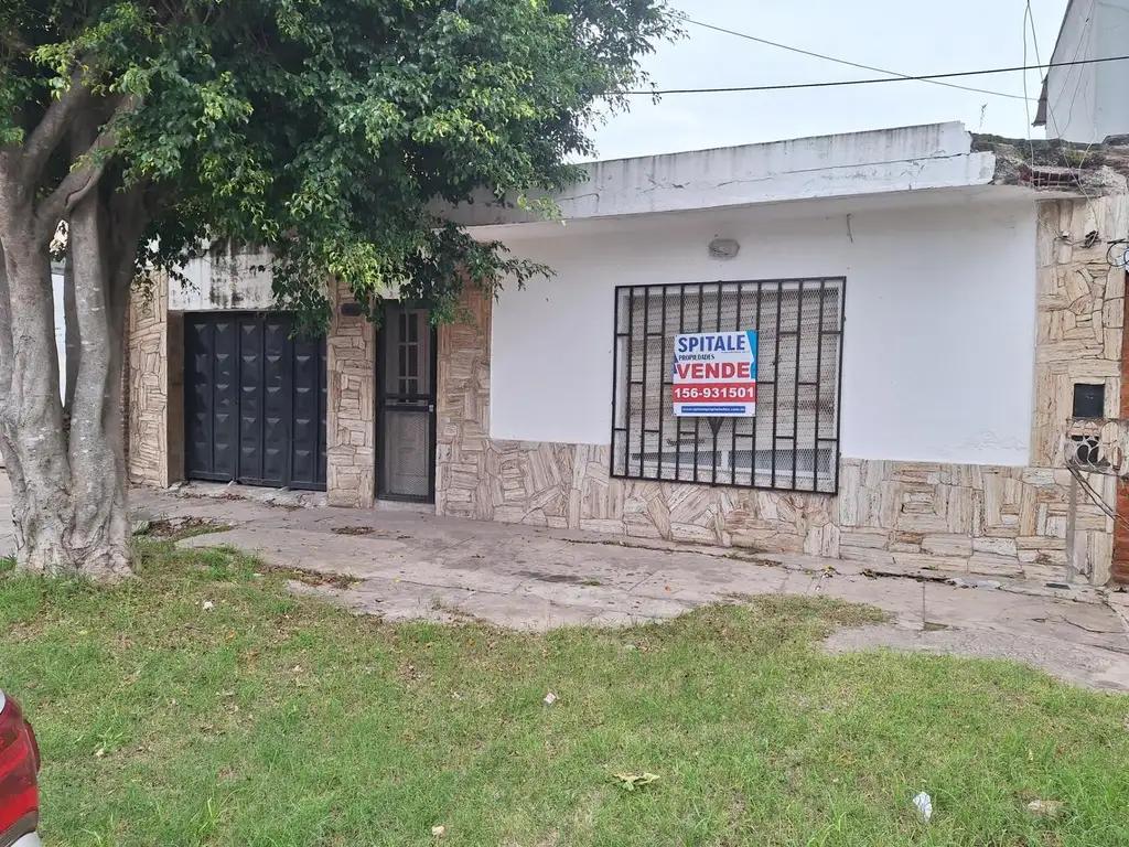 RIO DE JANEIRO 2800, CASA CON GARAGE Y JARDIN, 2 DORM.