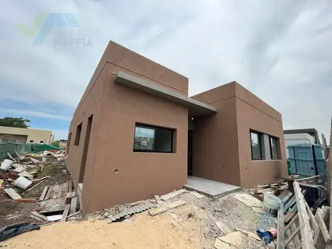 Venta de Casa 5 ambientes, 3 dormitorios, escritorio, jardín - Santa Elena, Pilar del Este - Foto 0