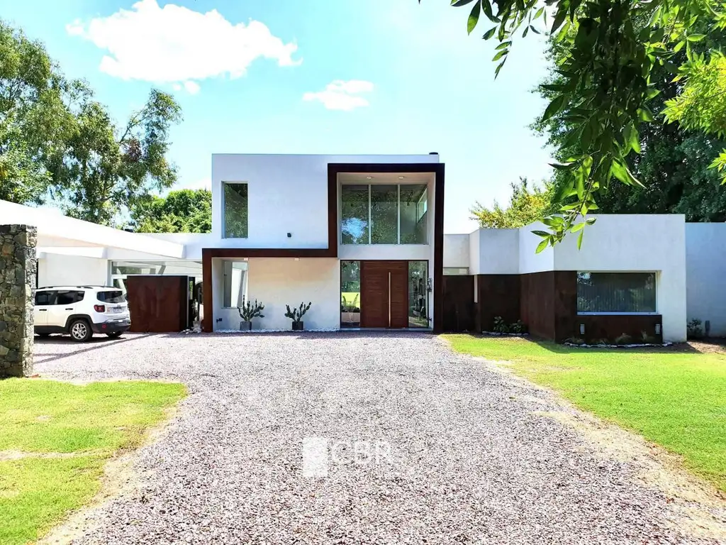 Casi a Estrenar: Espectacular casa de 4 Dorm. frente a la Cancha de Polo 5