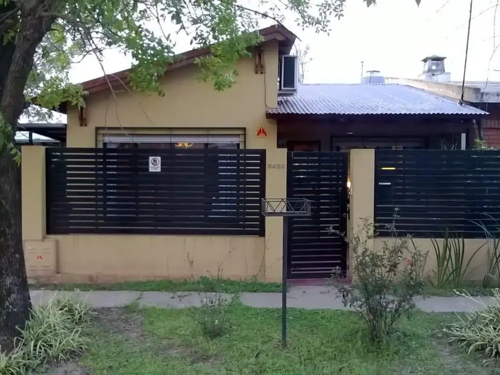 Casa urbana Funes 2 dorm jardín y pileta