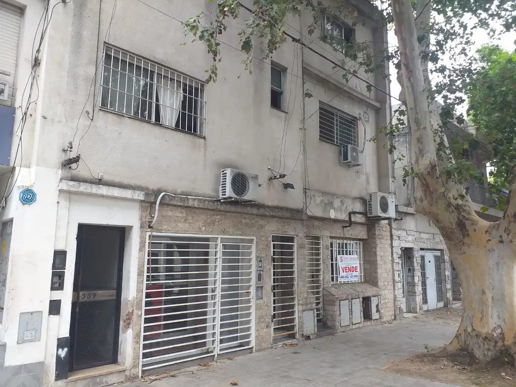 del Rey Inmobiliaria: barrio Luis Agote, frente, escalera, amplio ambientes.-