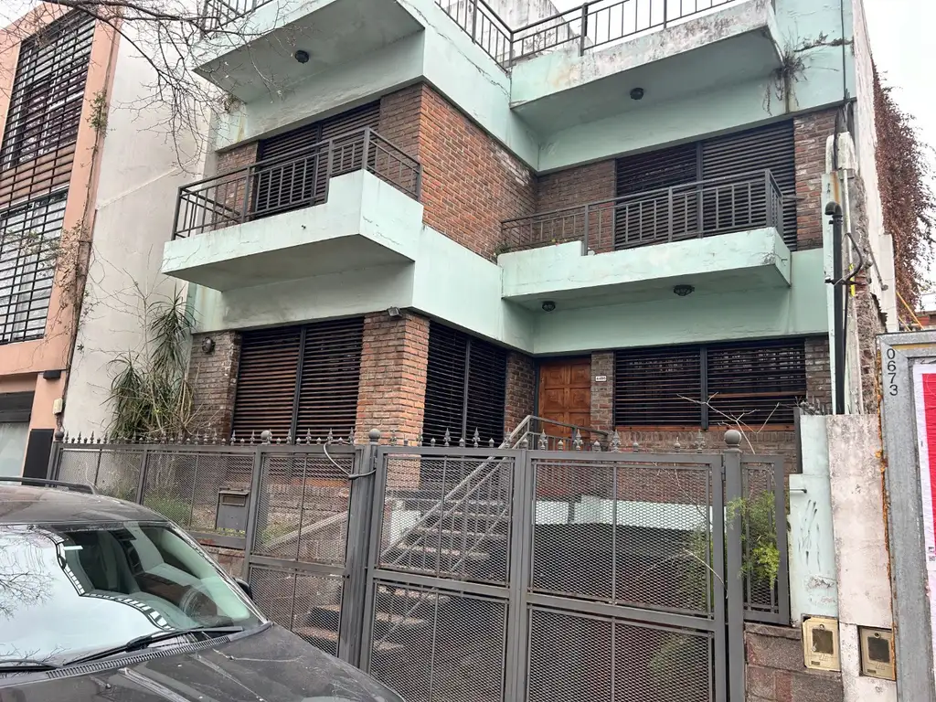 Casa 5amb con dependencia + escritorio y cochera para 2 autos en Devoto