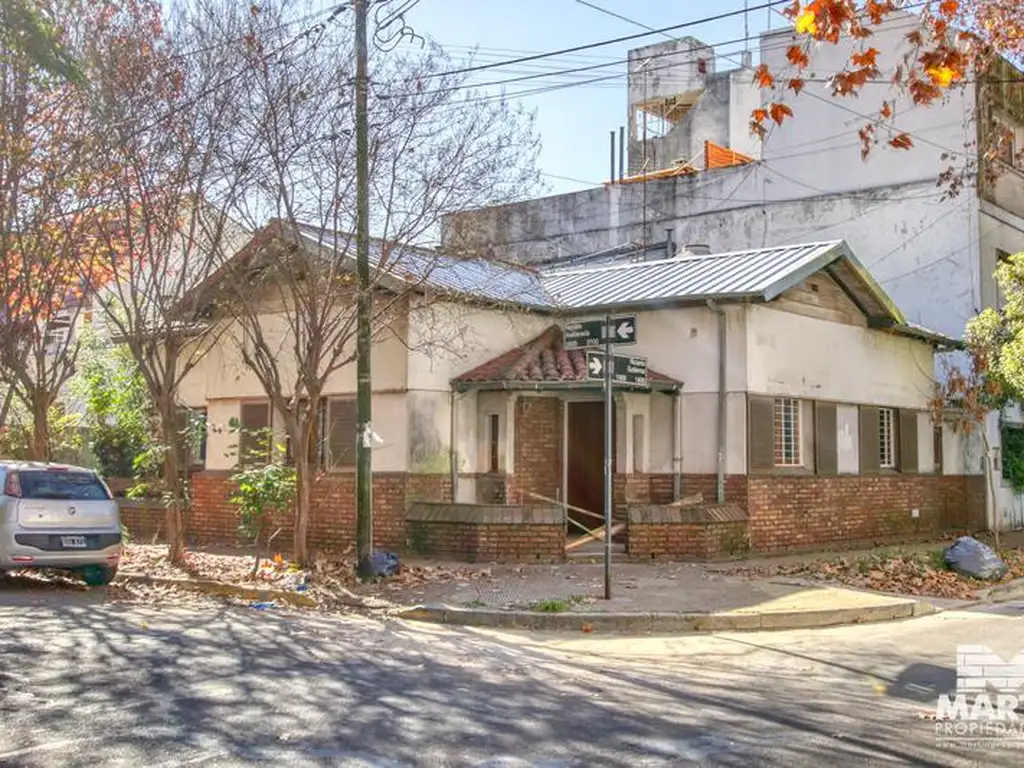 Casa a refaccionar de  4 ambientes con dependencia, cochera, patio y terraza - Olivos