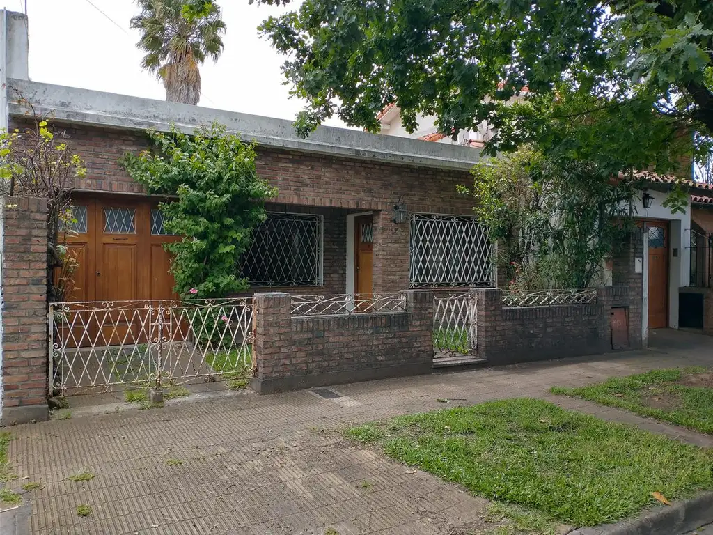 Casa sobre lote 8,66x30, 3 ambientes, amplio jardín. - Martinez