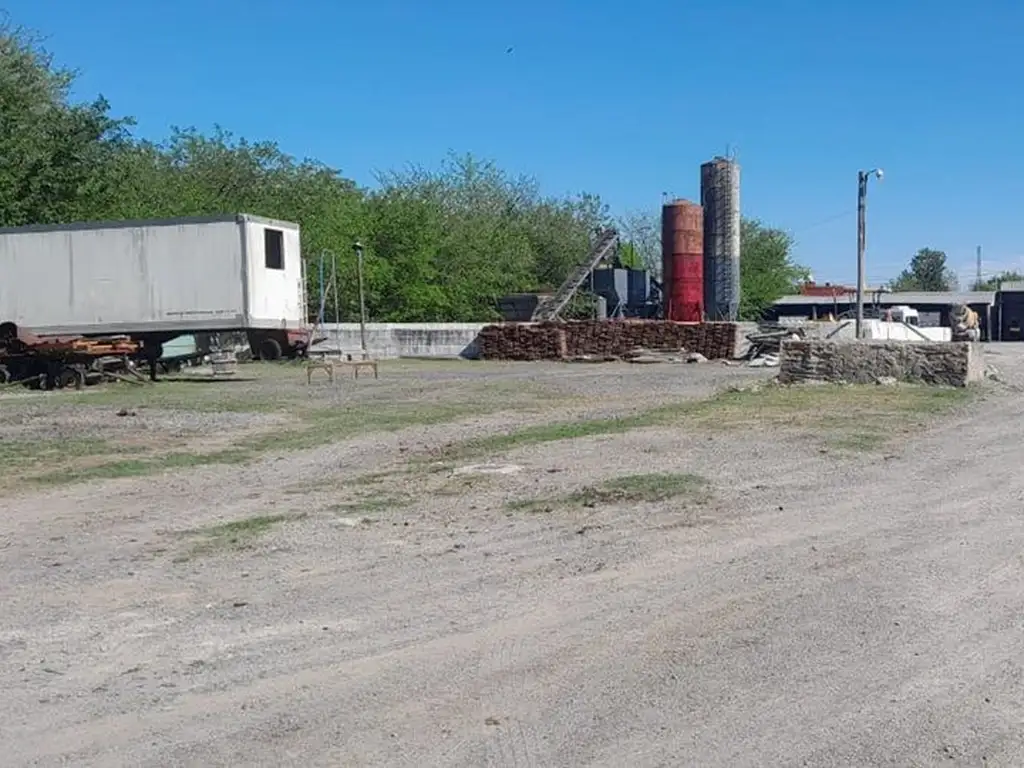 Gran terreno consolidado con galpón y oficinas.