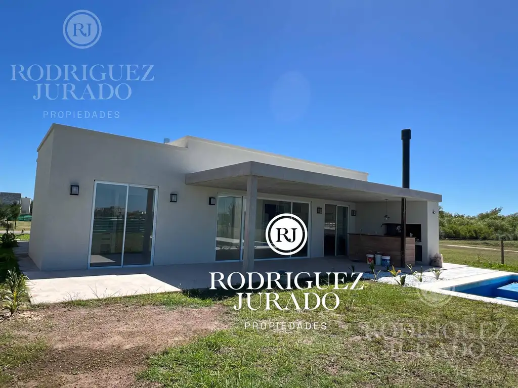 Casa en en venta EL NAUDIR sobre lote interno con pileta y riego