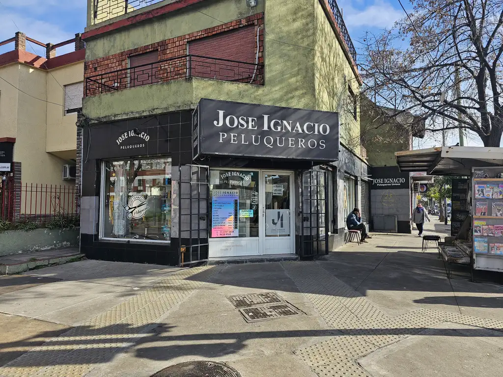 PELUQUERIA EN ESQUINA INSTALADA  40 AÑOS EN EL LUGAR