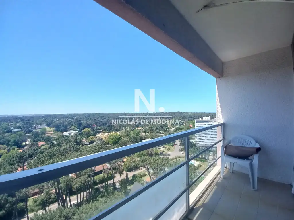 Oportunidad. Se vende apartamento en piso alto, de 2 dormitorios en Roosevelt, Punta del Este