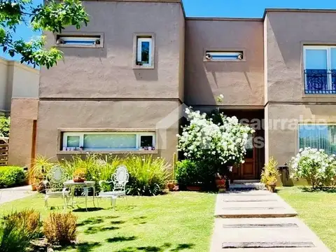 SE ALQUILA CASA EN SANTA TERESA AMUEBLADA, 3 DORM, PISCINA 