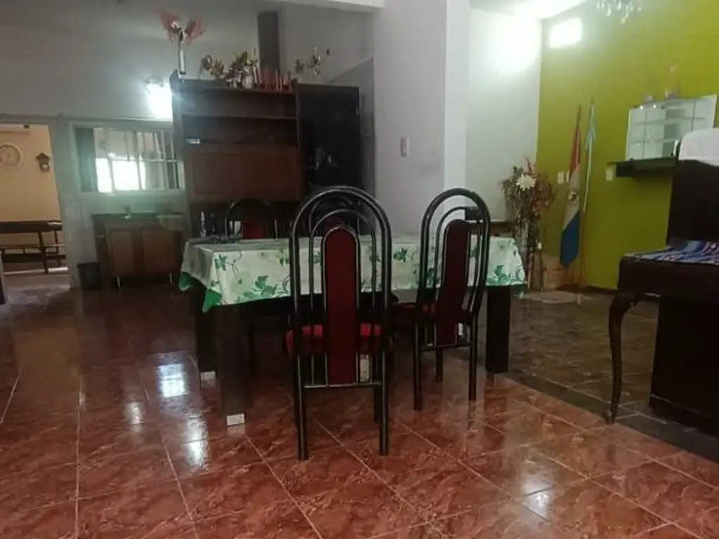 CASA DE 5 AMBIENTES CON FONDO LIBRE