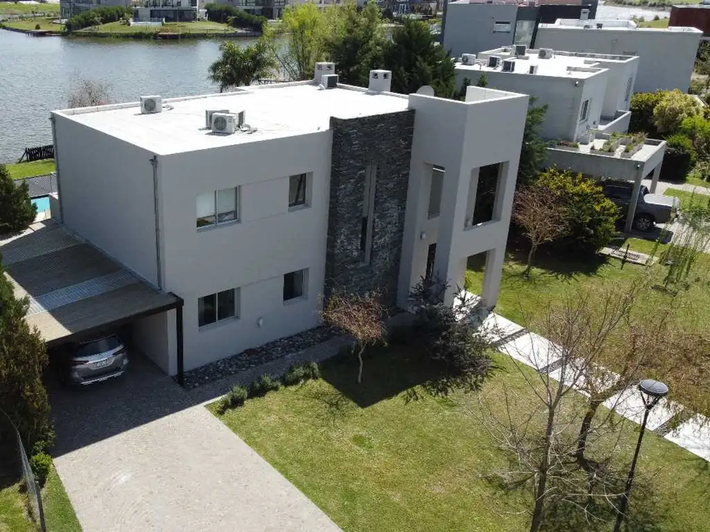 CASA EN EL CANTON A LA LAGUNA