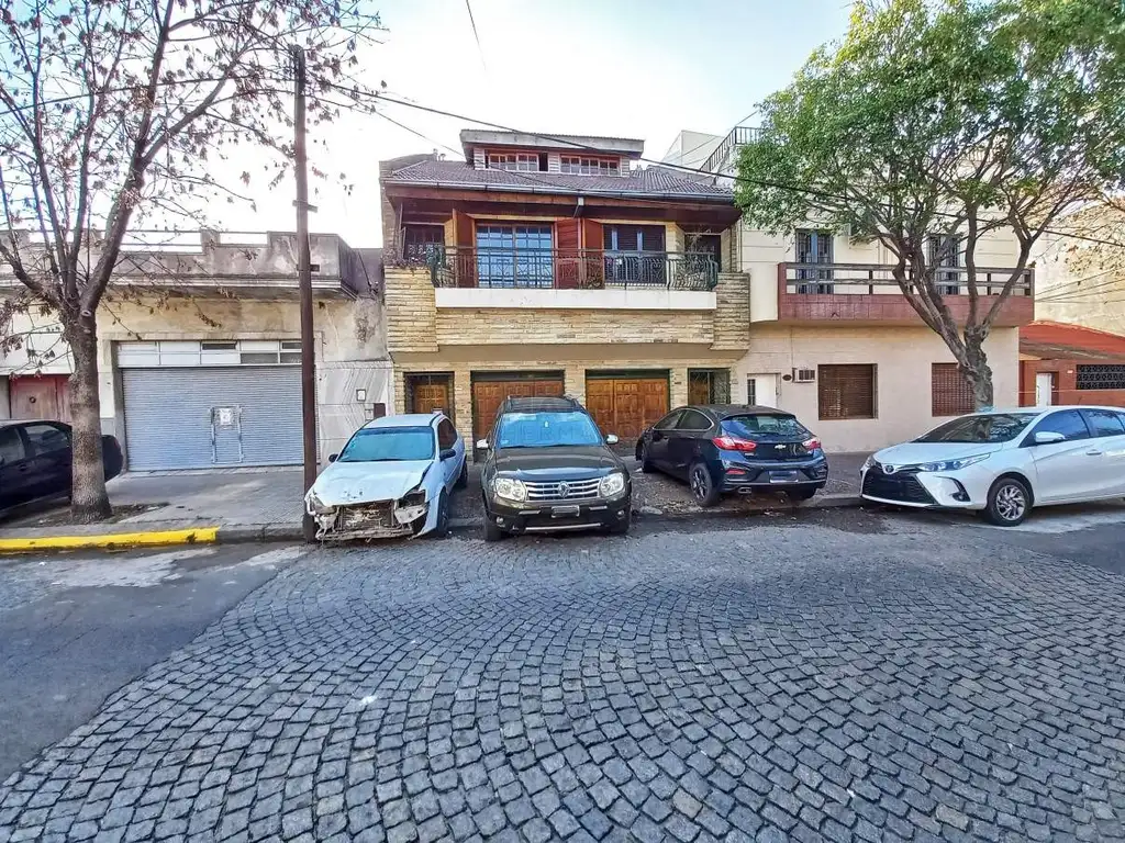 Venta PH 3 Ambientes con Patio Cubierto, Patio Jardin Fondo y Garage en Parque Avellaneda