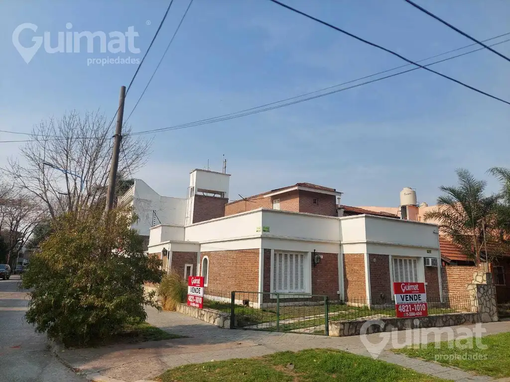 Casa con jardin y cochera 185 metros totales en Caseros