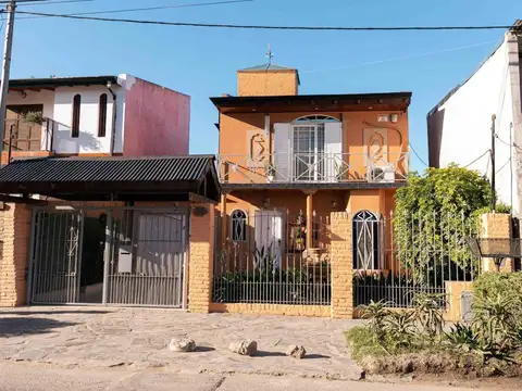 Casa en venta - 3 dormitorios 2 baños - 280 mts2 - La Nueva Hermosura, La Plata