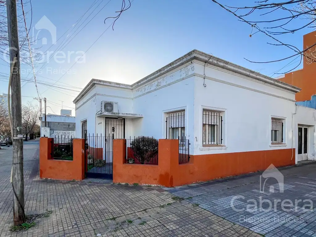 Venta de casa 3 dormitorios con patio y garaje, La Plata.