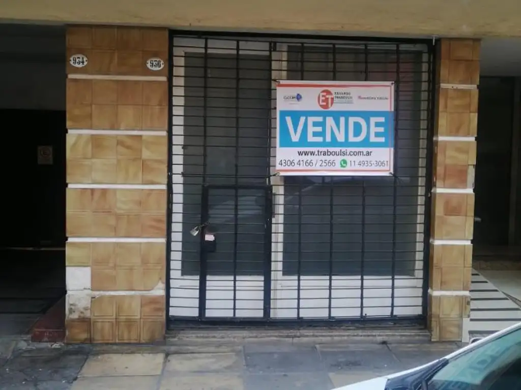 Muy buen local en venta en barracas a la calle.-