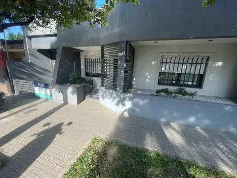 CASA A LA VENTA DE 2 DORMITORIOS PATIO Y COCHERA DOBLE