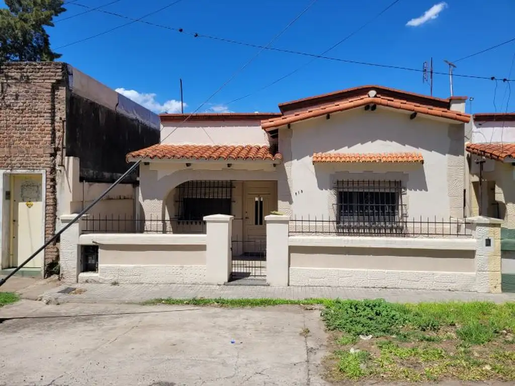 Casa de dos dormitorios a metros de calle Santa Fe