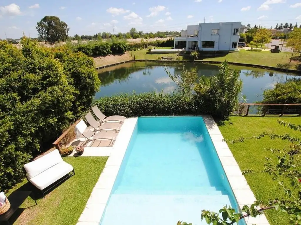 CASA EN VENTA AL AGUA EN NORDELTA