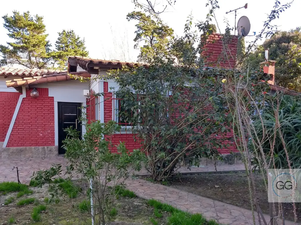 VENDE IMPORTANTE ESQUINA -CHALET 4 AMB SOBRE 3 LOTES. 626 M2- EXCELENTE UBICACION- SOURIGUES.