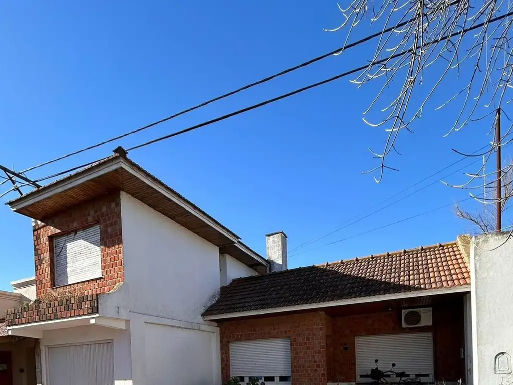 CASA EN VENTA EN PEHUAJÓ CON PATIO Y GARAGE