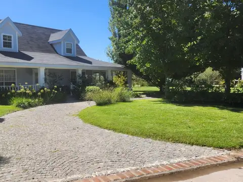 Chalet Americano con parque quincho, pileta.