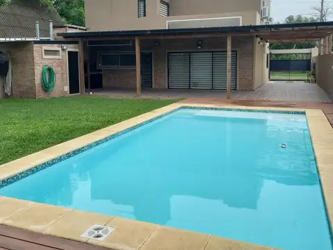 Casa de 3 dormitorios+ comodín, con jardín y piscina