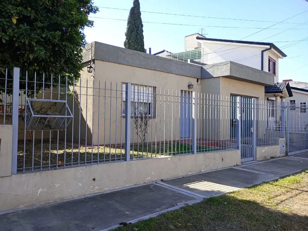 SE VENDE CASA DE 3 DORM EN COLINAS DE V. SARSFIELD