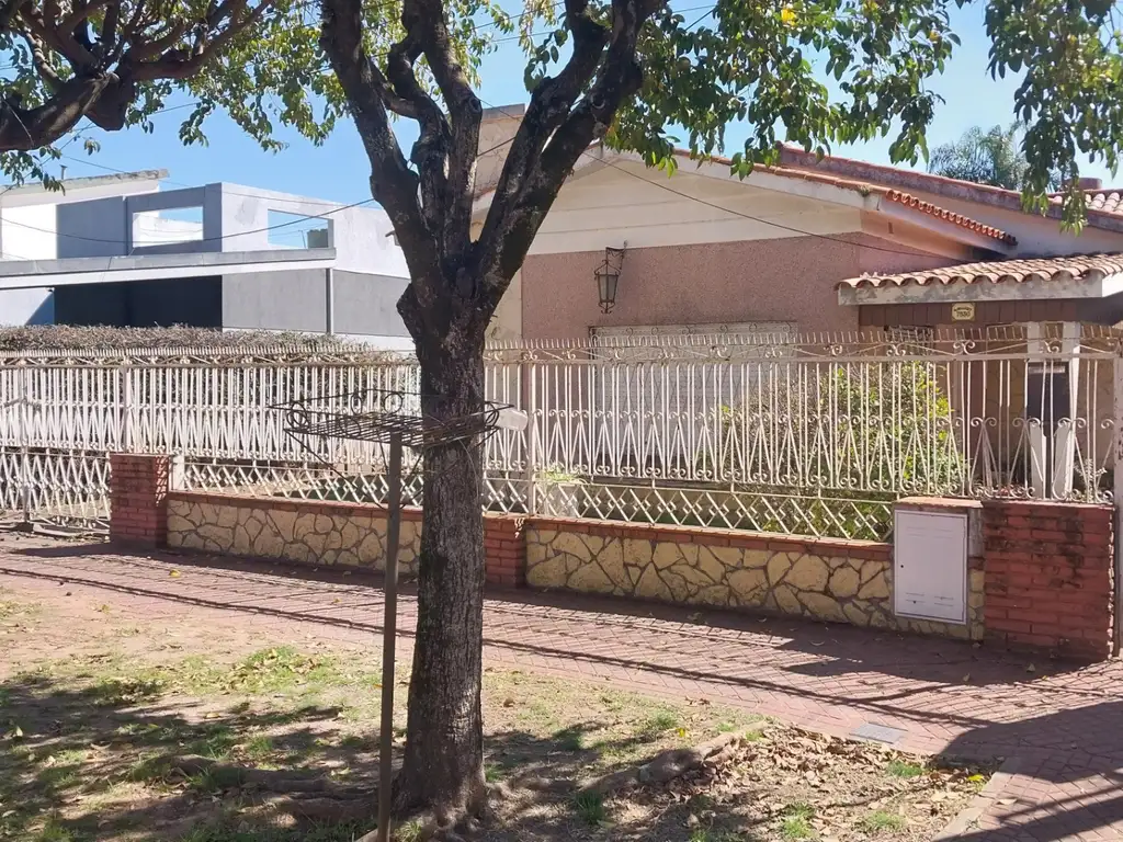 Fisherton R, chalet a RECICLAR, 2 dormitorios, pileta, LOTE 485 m2