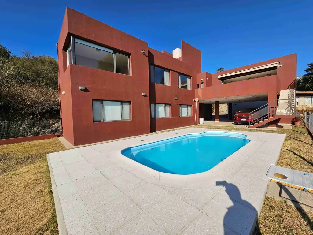 MUY BELLA CASA EN VENTA EN VILLA CARLOS PAZ, Bº COSTA AZUL RESIDENCIAL, CON GRAN VISTA PANORÁMICA