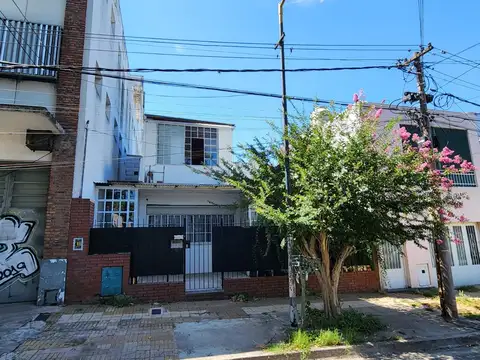 EXCELENTE CASA 4 AMBIENTES CON PARQUE Y JARDÍN DE INVIERNO Y AMPLIO TALLER EN TERRAZA! U$D 120.000