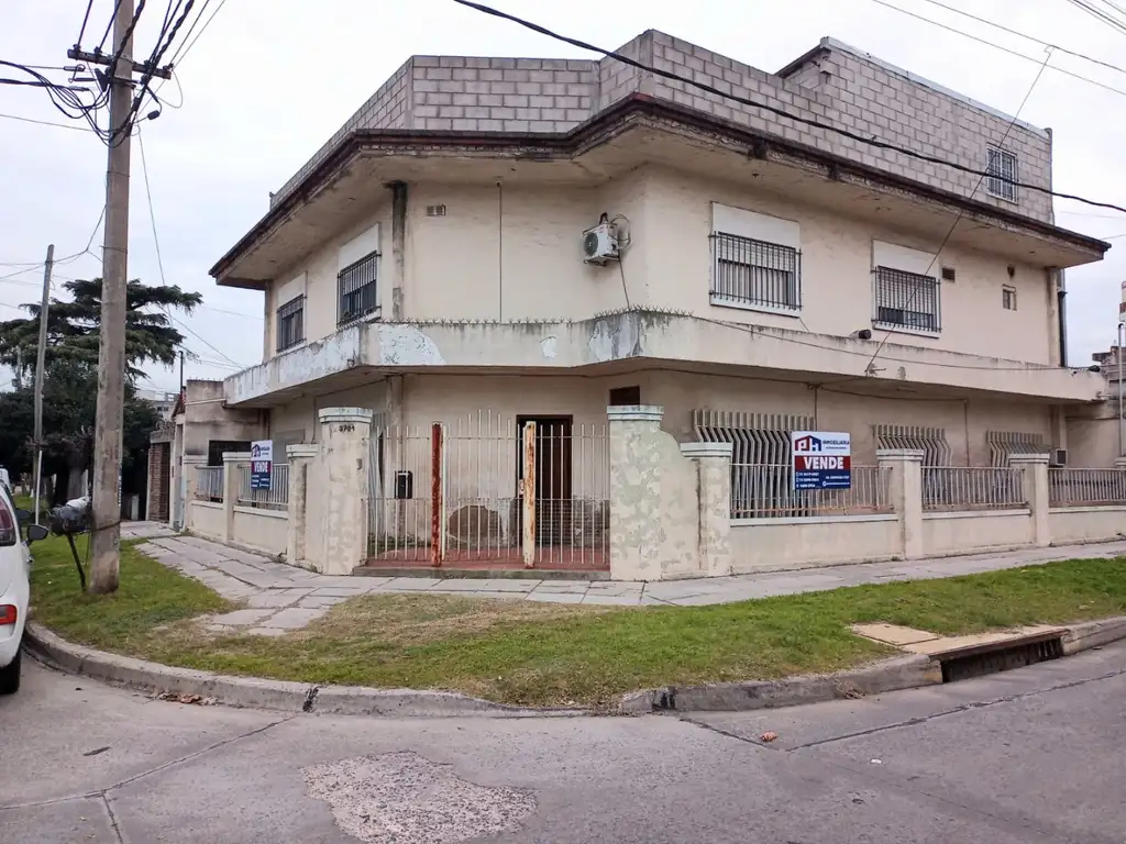 Venta amplia vivienda de 4 amb con pileta