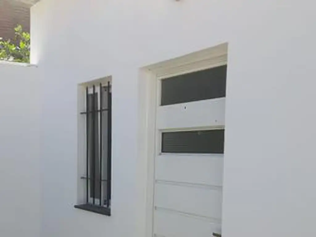 Casa de pasillo en alquiler 2 dormitorios - Rosario- Lagos al 3800