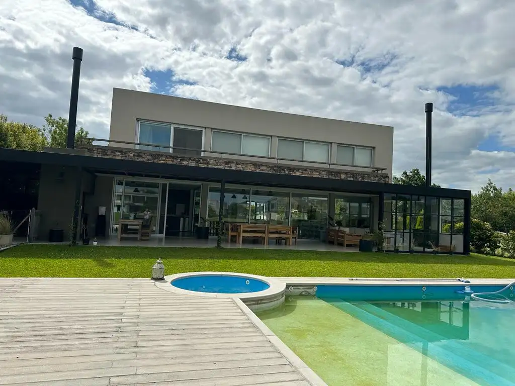 En venta, casa minimalista al rio en Albanueva, 4 dormitorios, pileta y amarra, toma p/pago