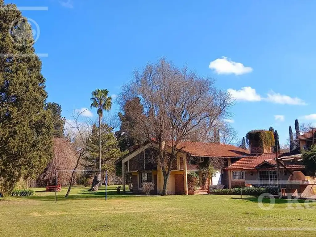 Casa Quinta en el Pato sobre 5 lotes con hermosa piscina y gran construcción